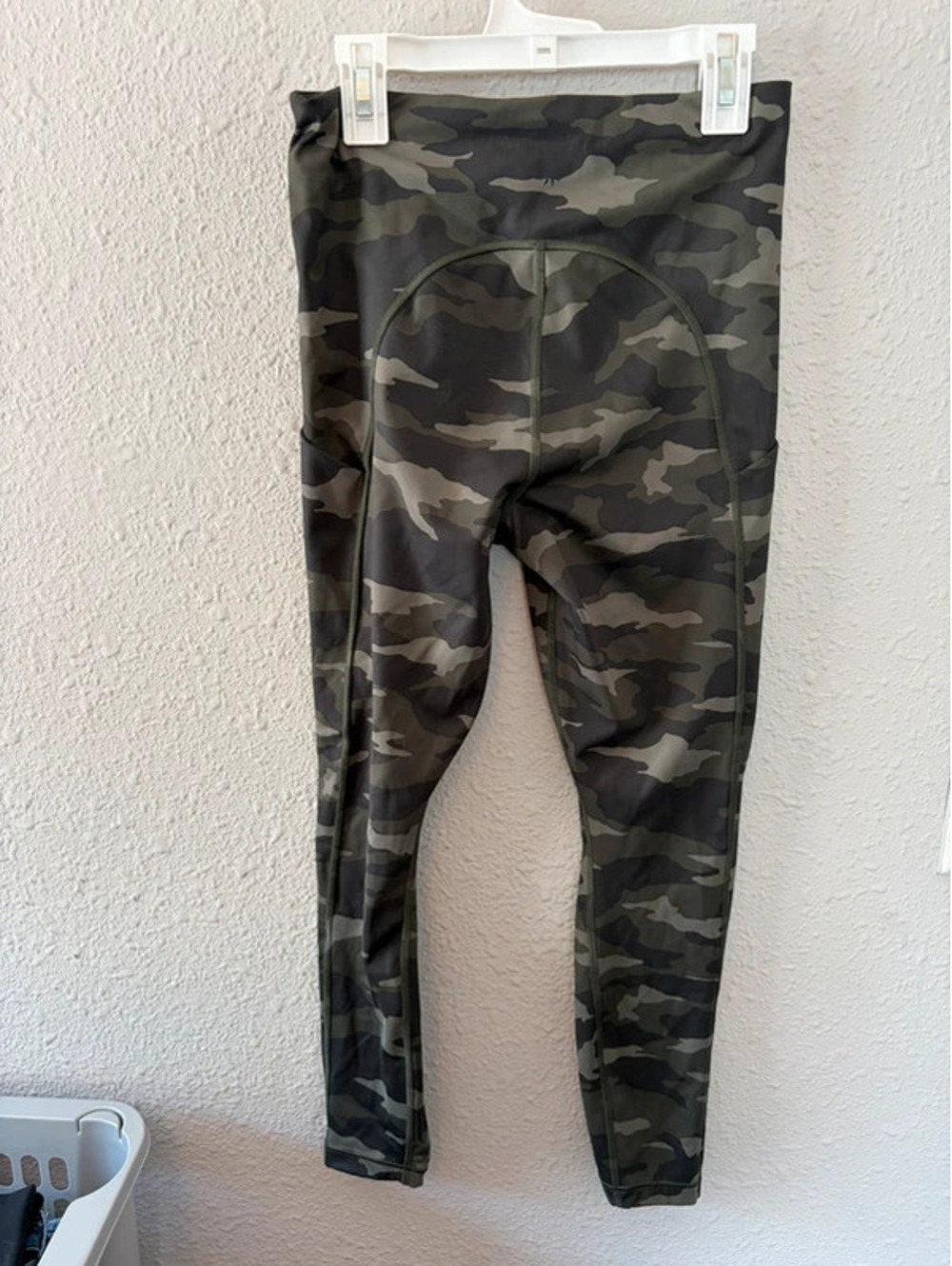 Athleta Ultimate Camo 7/8 Tight size S. Drawstring tied. Side pockets